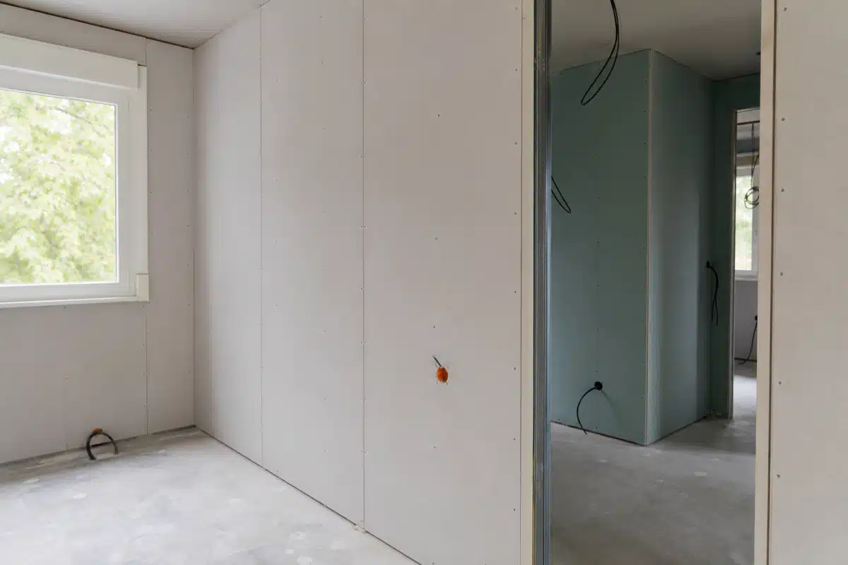 Mur en plaques de plâtre avec boîtier électrique